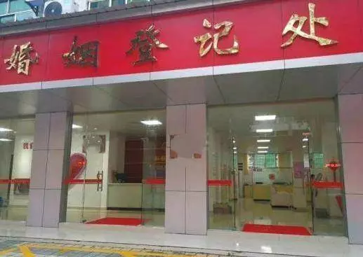 入贅五年回家看望母親,岳母讓我帶一箱特產回去,到家打開後我哭了!