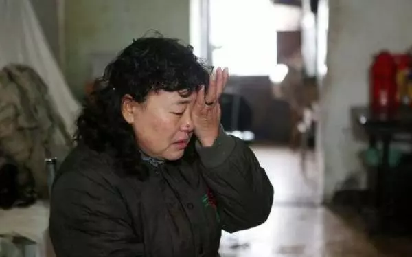 入贅五年回家看望母親,岳母讓我帶一箱特產回去,到家打開後我哭了!