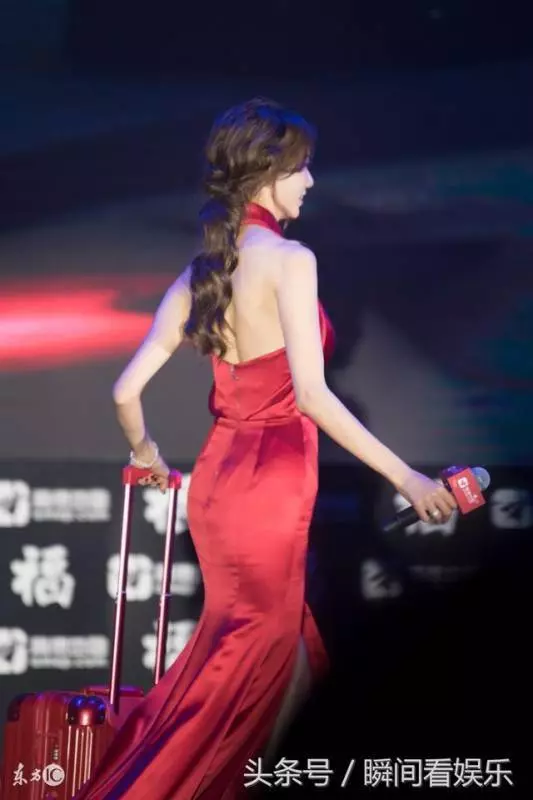 林志玲亮相2017國際時尚秀, 穿內衣走秀細長美腿成為場上焦點,網友:佩服她的勇氣!