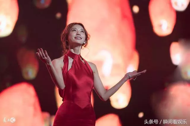 林志玲亮相2017國際時尚秀, 穿內衣走秀細長美腿成為場上焦點,網友:佩服她的勇氣!