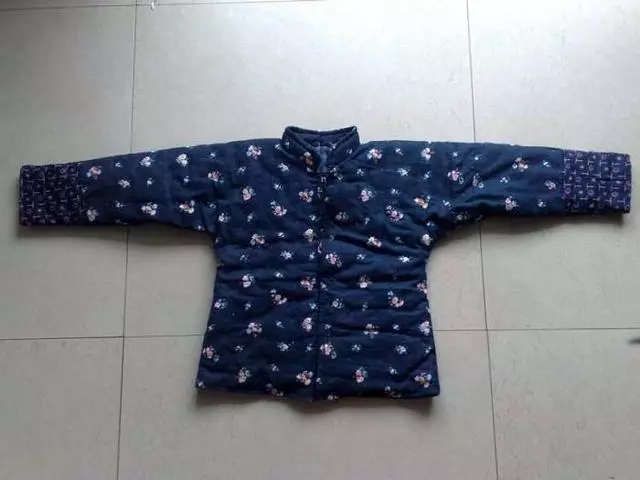 母親重病找兒子借錢兒媳一百塊打發,打開兒子遞的棉襖後哭成淚人