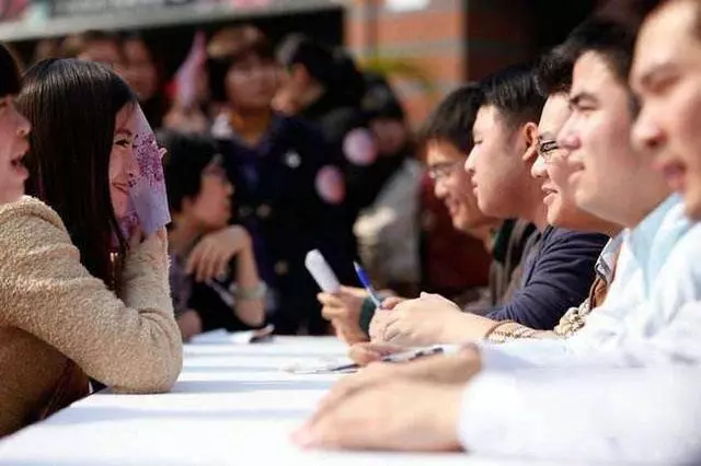 婚後婆婆抱個孩子讓我收養,10年後親生母親出現,我才知道真相!