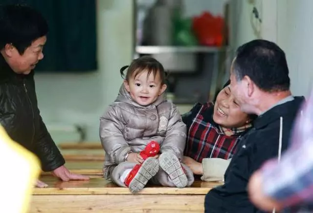 婚後婆婆抱個孩子讓我收養,10年後親生母親出現,我才知道真相!