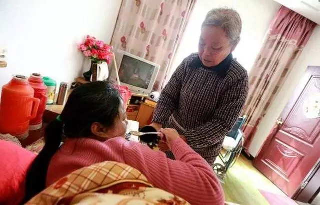 我媽生病老公懶不想去,婆婆替我去照顧,幾天後老公跪下求我原諒