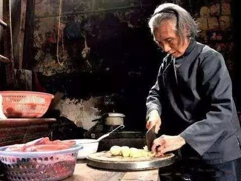 母親離世,喪禮上孩子指著遺體嫌髒,我才明白當初母親回家的原因