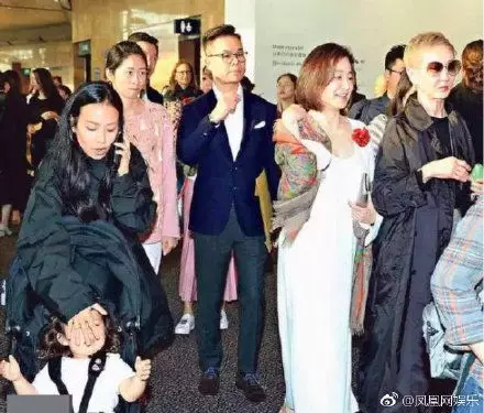 祖孫三代罕同框!林青霞這動作超暖心
