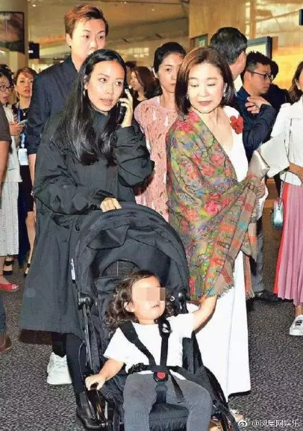 祖孫三代罕同框!林青霞這動作超暖心