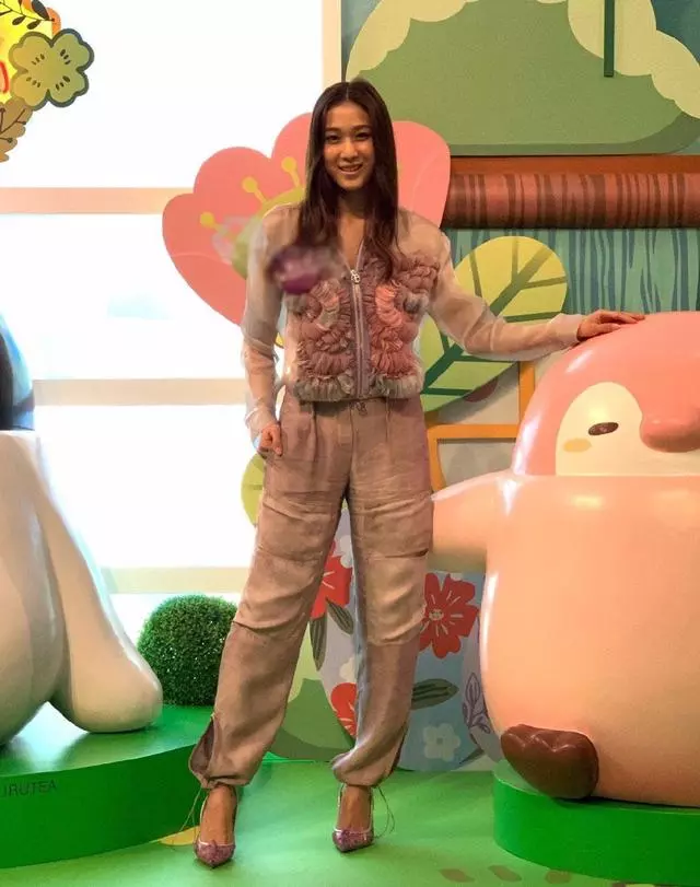 鍾嘉欣二胎後首次回港撈金,肌膚暗黃仿佛老了10歲!