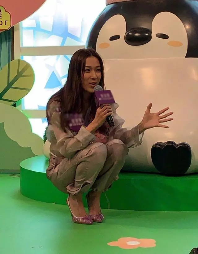 鍾嘉欣二胎後首次回港撈金,肌膚暗黃仿佛老了10歲!