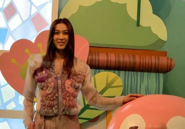 鍾嘉欣二胎後首次回港撈金,肌膚暗黃仿佛老了10歲!