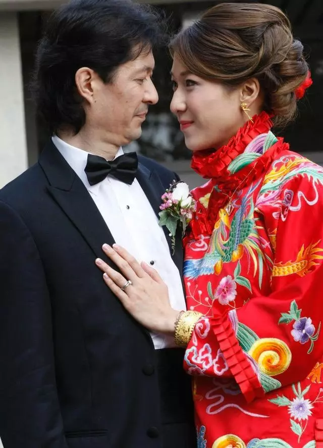 鍾嘉欣二胎後首次回港撈金,肌膚暗黃仿佛老了10歲!
