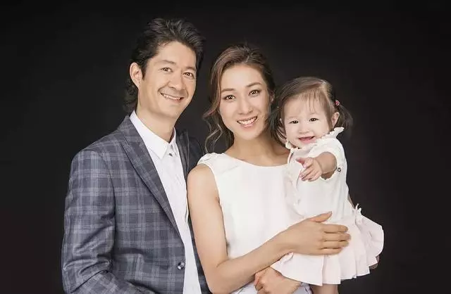 鍾嘉欣二胎後首次回港撈金,肌膚暗黃仿佛老了10歲!