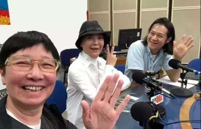 化療後變光頭!65歲TVB老戲骨患子宮癌,同性伴侶始終不離不棄!