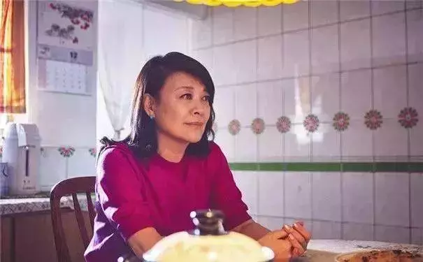 化療後變光頭!65歲TVB老戲骨患子宮癌,同性伴侶始終不離不棄!
