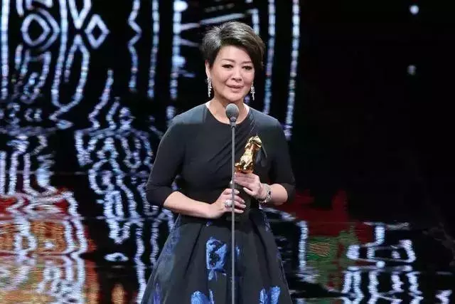 化療後變光頭!65歲TVB老戲骨患子宮癌,同性伴侶始終不離不棄!
