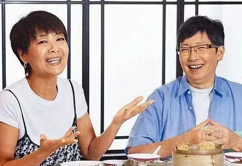 化療後變光頭!65歲TVB老戲骨患子宮癌,同性伴侶始終不離不棄!