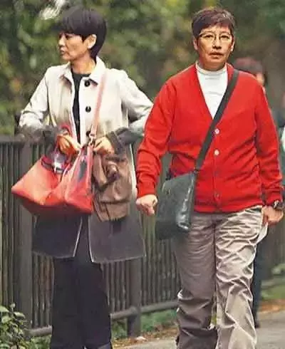 化療後變光頭!65歲TVB老戲骨患子宮癌,同性伴侶始終不離不棄!