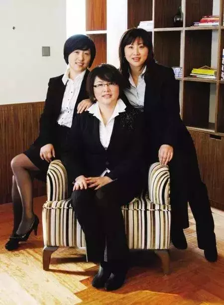 巾幗英雄!她不到20歲開始「當卡車司機」 靠自己拚成汽車公司CEO 「身價400億」不忘貢獻公益