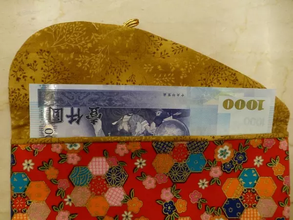 90歲失智爺「撿到手機」送去警局!她包紅包登門致謝,一見到老爺卻「忍不住淚崩了」…