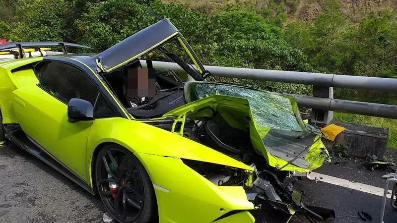 2傷!南迴公路超跑疑逆向肇禍車頭毀 油罐車翻落山谷