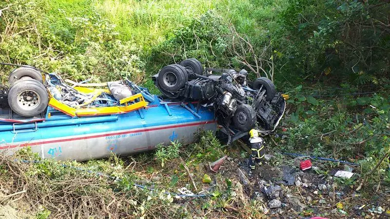 2傷!南迴公路超跑疑逆向肇禍車頭毀 油罐車翻落山谷