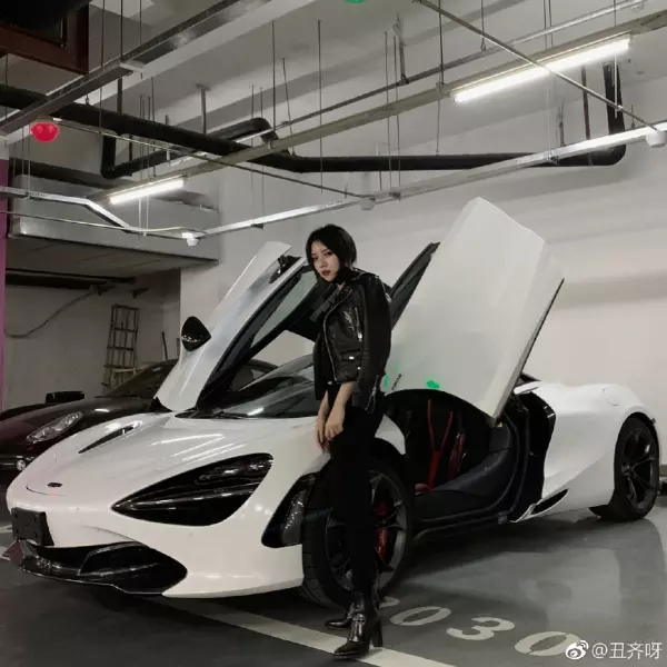 美女主播「開跑車飆速」還嗆:「我就是欠教育」,結果出道4天「慘遭永久封殺!」
