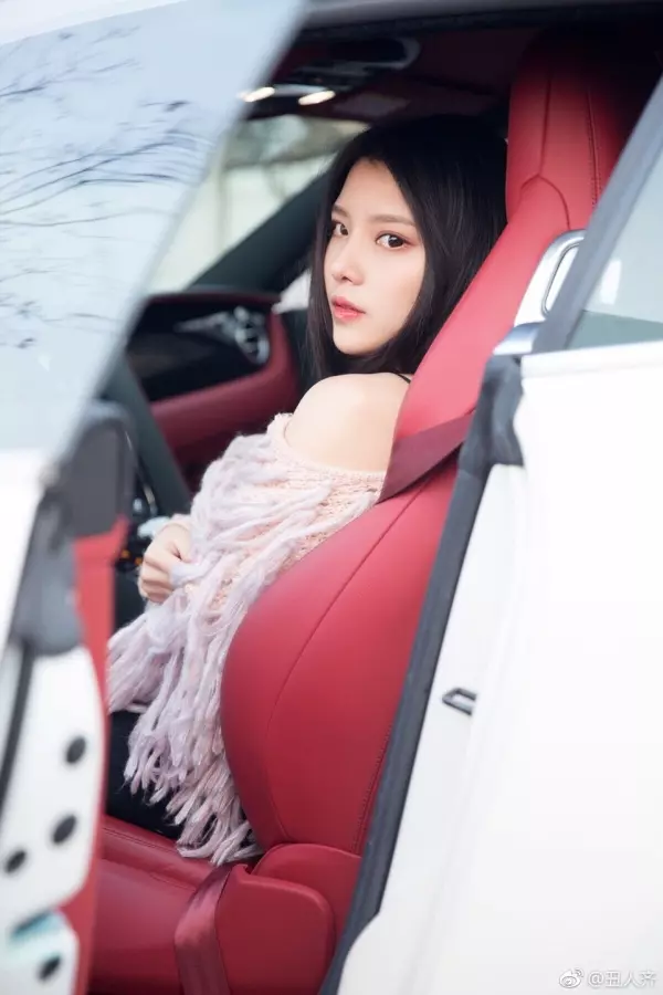 美女主播「開跑車飆速」還嗆:「我就是欠教育」,結果出道4天「慘遭永久封殺!」