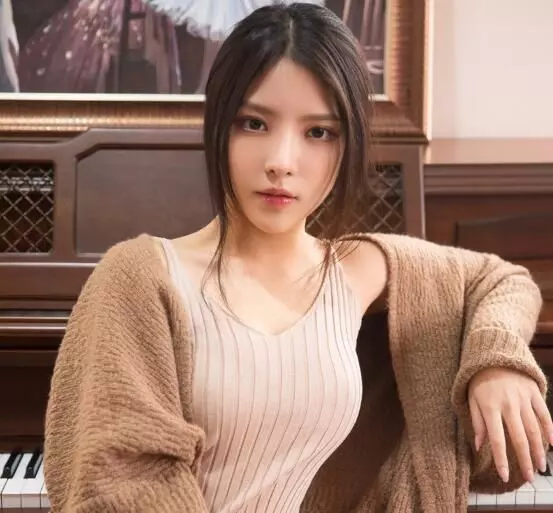 美女主播「開跑車飆速」還嗆:「我就是欠教育」,結果出道4天「慘遭永久封殺!」