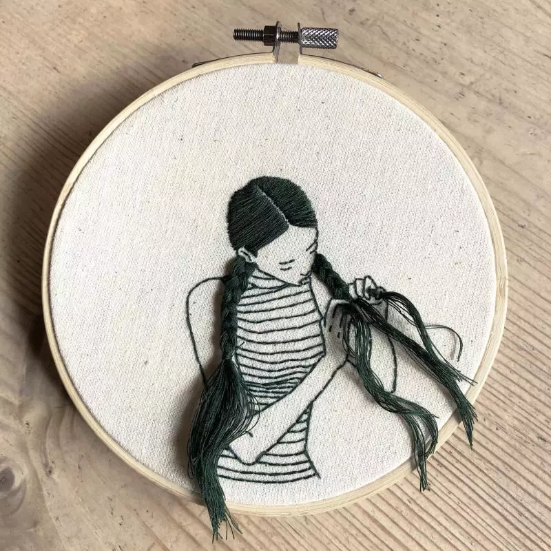 她創作從布上「流出來」超美刺繡 「超仙氣本人」曝光...根本就是在刺自己!