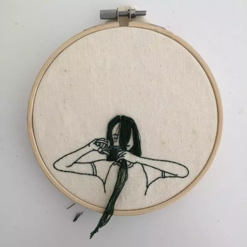 她創作從布上「流出來」超美刺繡 「超仙氣本人」曝光...根本就是在刺自己!