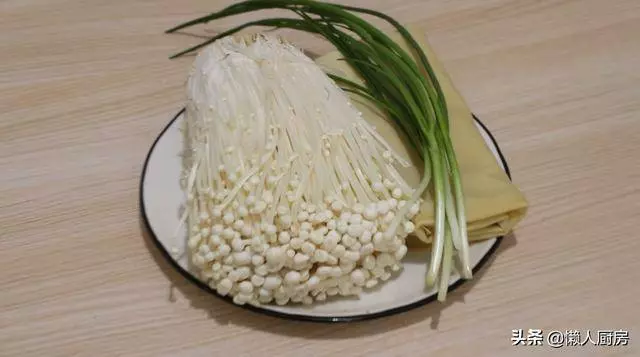 1把金針菇,2張豆腐皮,一卷一燒,不用蒸,不用油炸,不涼拌,這樣做法,吃著超美味,不覺得膩!