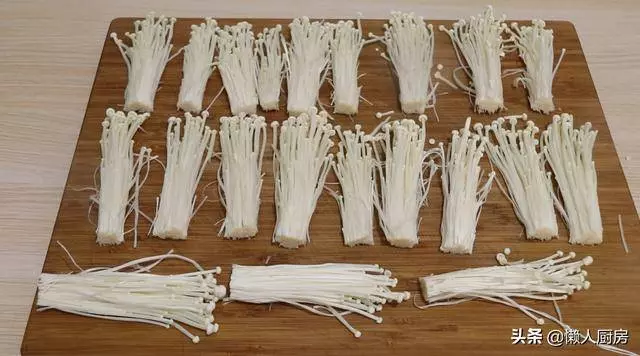 1把金針菇,2張豆腐皮,一卷一燒,不用蒸,不用油炸,不涼拌,這樣做法,吃著超美味,不覺得膩!
