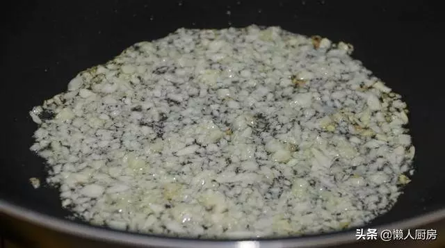 1把金針菇,2張豆腐皮,一卷一燒,不用蒸,不用油炸,不涼拌,這樣做法,吃著超美味,不覺得膩!