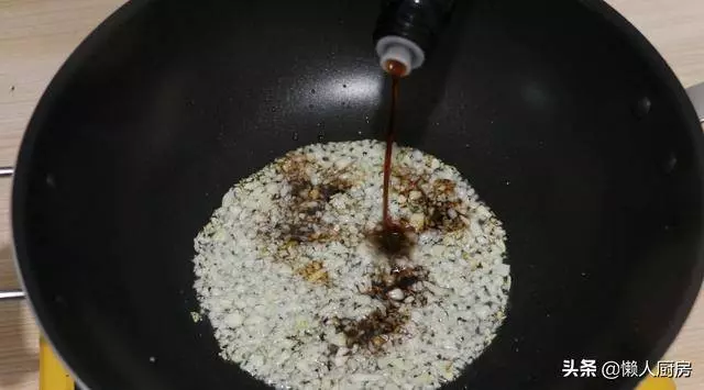 1把金針菇,2張豆腐皮,一卷一燒,不用蒸,不用油炸,不涼拌,這樣做法,吃著超美味,不覺得膩!