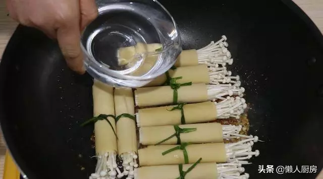 1把金針菇,2張豆腐皮,一卷一燒,不用蒸,不用油炸,不涼拌,這樣做法,吃著超美味,不覺得膩!