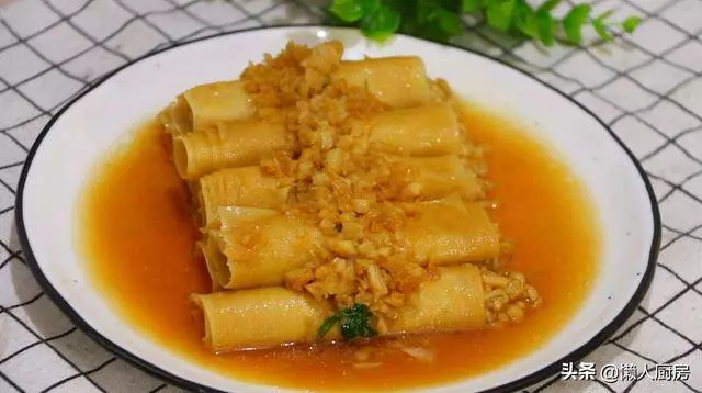 1把金針菇,2張豆腐皮,一卷一燒,不用蒸,不用油炸,不涼拌,這樣做法,吃著超美味,不覺得膩!