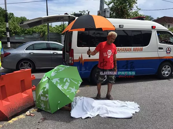 老翁領回饋金後被撞死 騎士屍體前 下跪道歉