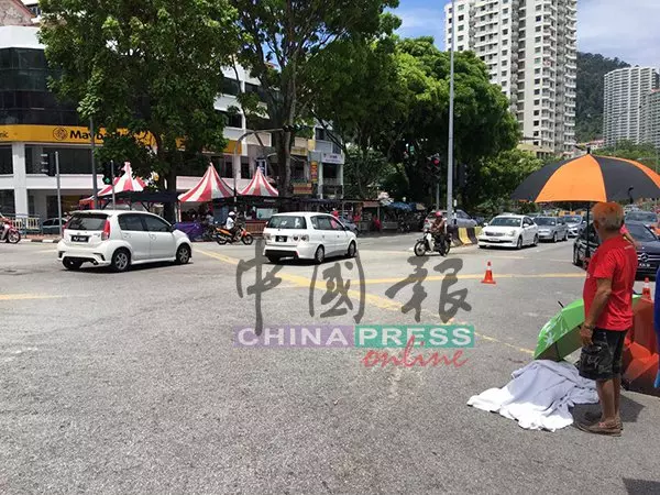 老翁領回饋金後被撞死 騎士屍體前 下跪道歉