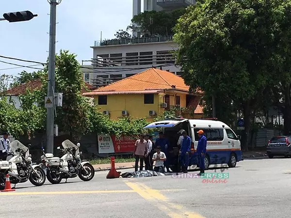 老翁領回饋金後被撞死 騎士屍體前 下跪道歉