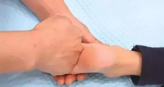 睡前5分鐘,堅持給孩子做這6個動作,不怕孩子長不高