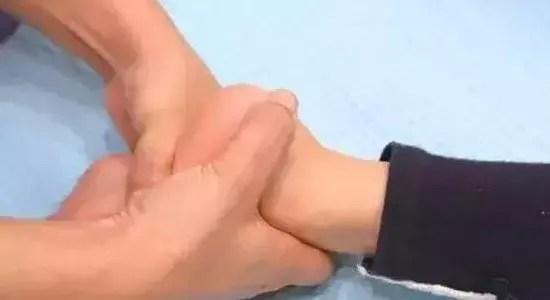 睡前5分鐘,堅持給孩子做這6個動作,不怕孩子長不高