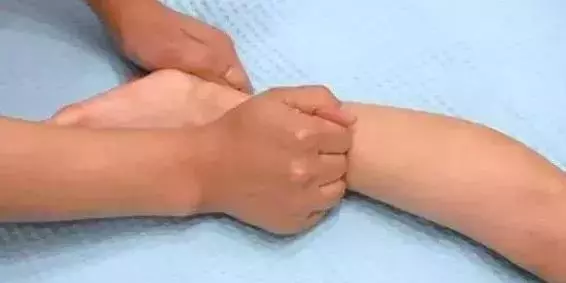 睡前5分鐘,堅持給孩子做這6個動作,不怕孩子長不高