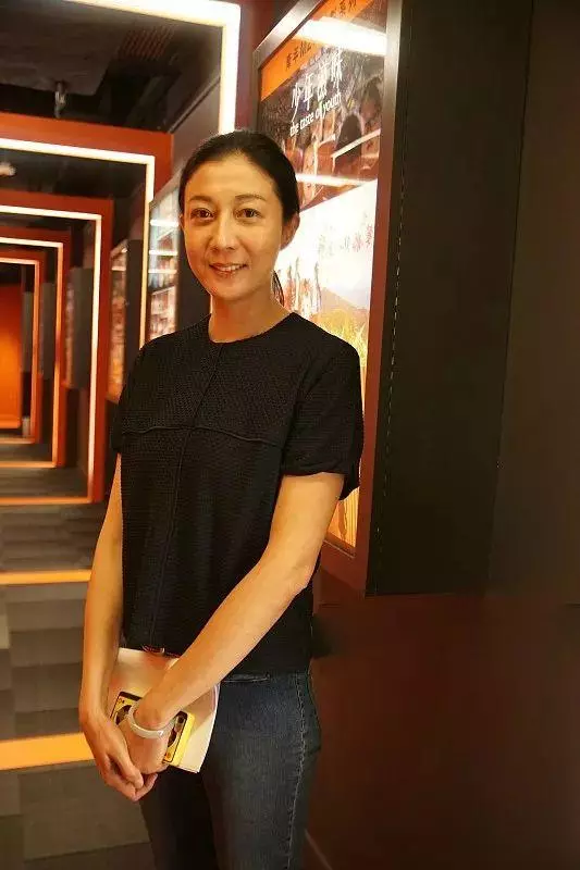 46歲吳綺莉穿裙子秀身材,難掩臉上老態,網友:好苦命!