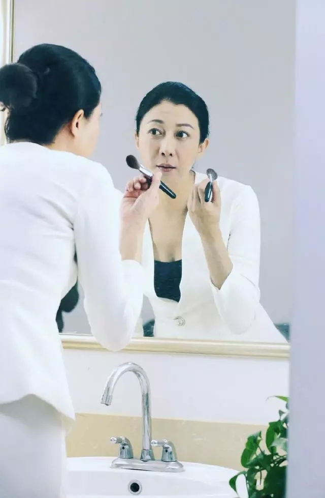 46歲吳綺莉穿裙子秀身材,難掩臉上老態,網友:好苦命!