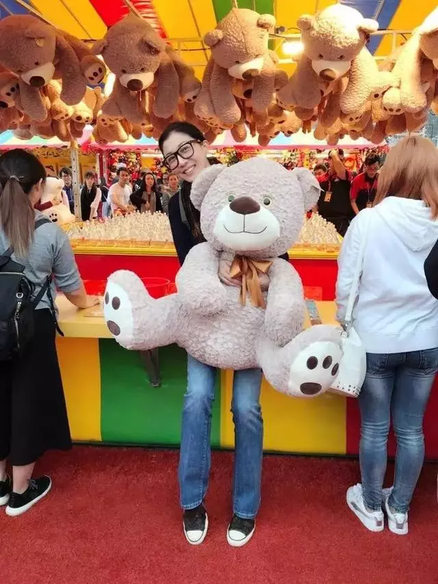46歲吳綺莉穿裙子秀身材,難掩臉上老態,網友:好苦命!
