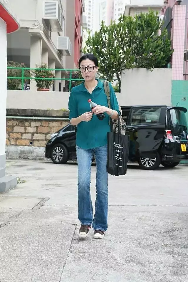 46歲吳綺莉穿裙子秀身材,難掩臉上老態,網友:好苦命!