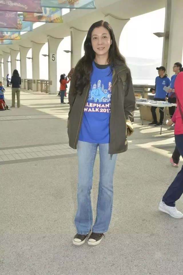 46歲吳綺莉穿裙子秀身材,難掩臉上老態,網友:好苦命!