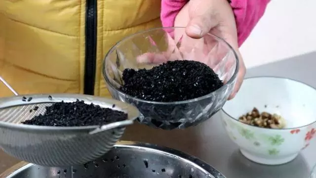 想喝黑芝麻糊,兩樣食材在家簡單搞定,味道香濃吃得放心