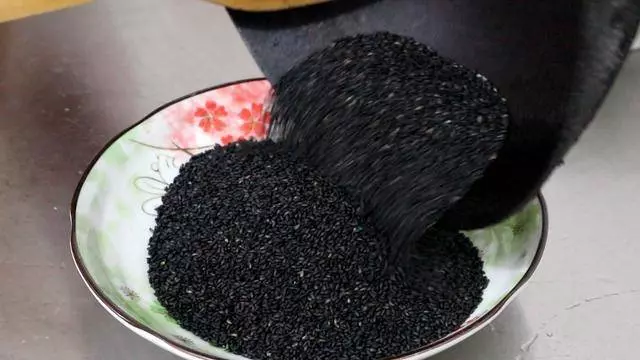 想喝黑芝麻糊,兩樣食材在家簡單搞定,味道香濃吃得放心