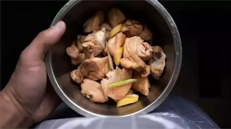 燉雞肉最忌「這2料」,千萬別放!很多人不知道,放錯就等於白燉了